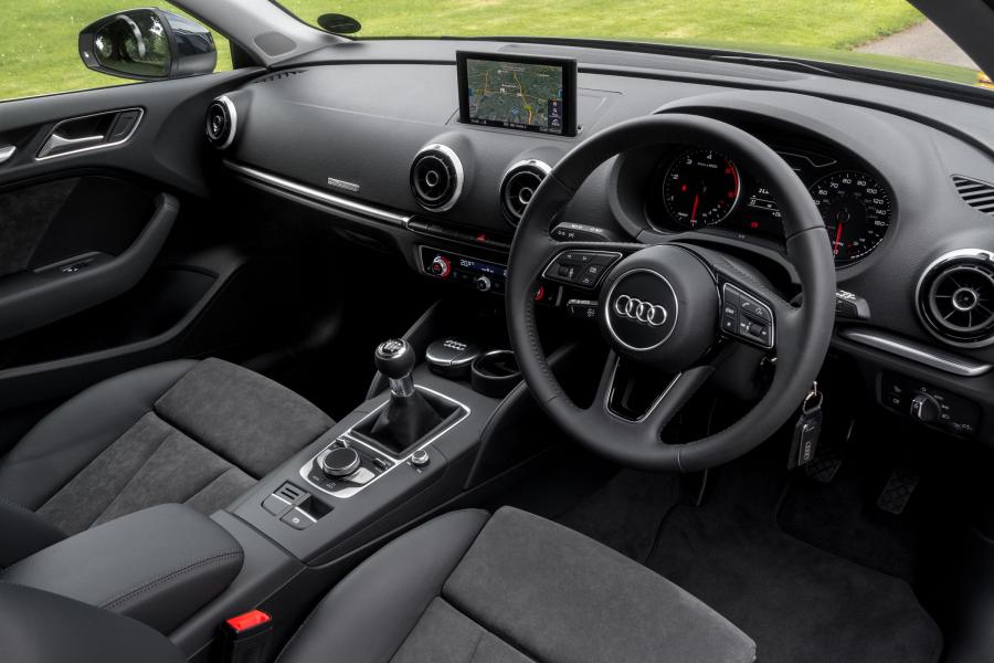 Интерьер Audi A3 1.0T Sport (8V) 2016 года  (UK) (фото 7 из 7)